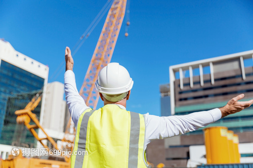 建筑工地的工程师建设者建筑工程师施工场景穿着安全背心